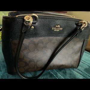 Coach handbag Ben/blk w/crossbody strap.